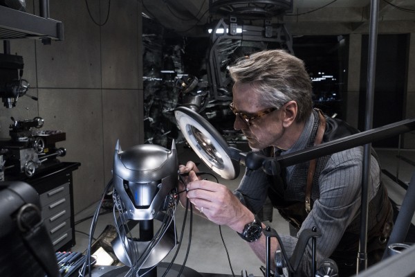 jeremy-irons-alfred-batman-vs-superman jeremy-irons-alfred-batman-vs-superman